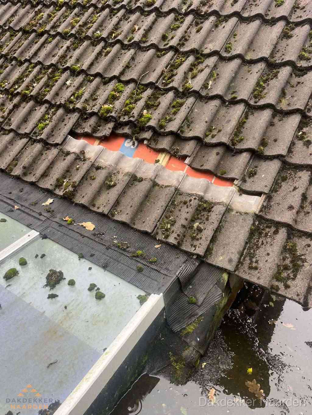 Beschadigd pannendak met ontbrekende dakpannen voor reparatie in Naarden Beschadigd pannendak met ontbrekende dakpannen voor reparatie in Naarden