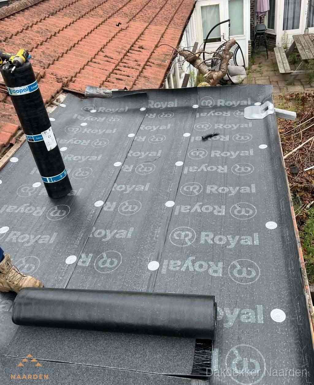 Plat dak met nieuwe bitumen dakbedekking en brandgereedschap in Naarden Plat dak met nieuwe bitumen dakbedekking en brandgereedschap in Naarden