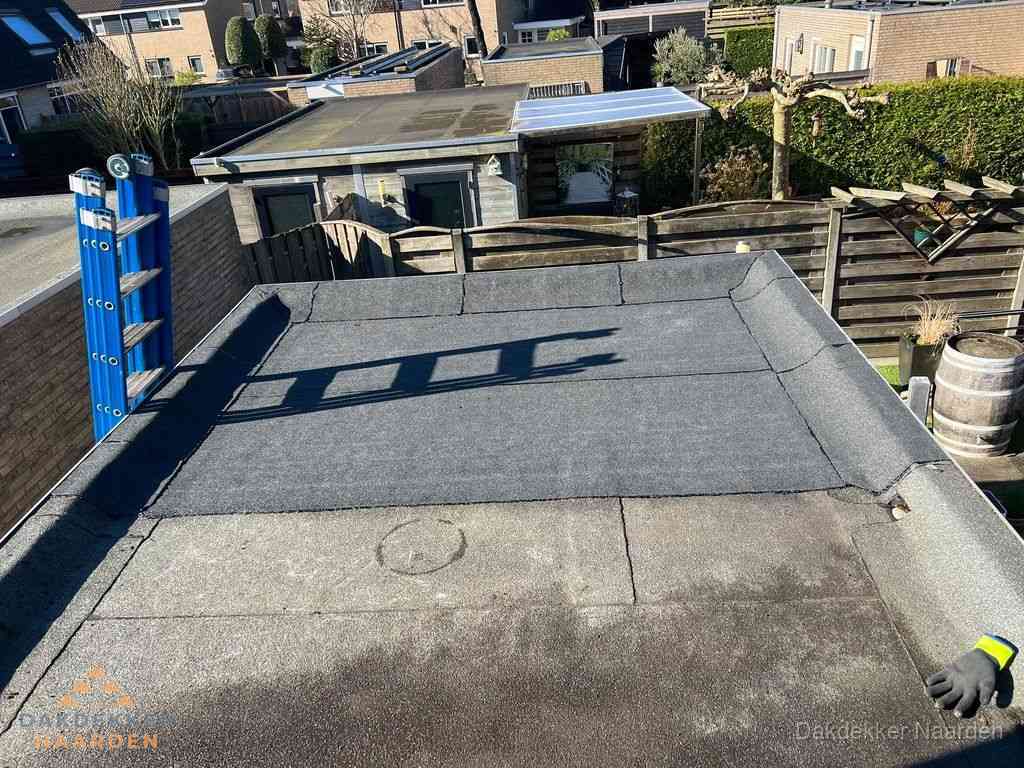 Dakdekker legt onderlaag op plat dak met houten constructie in Naarden Dakdekker legt onderlaag op plat dak met houten constructie in Naarden