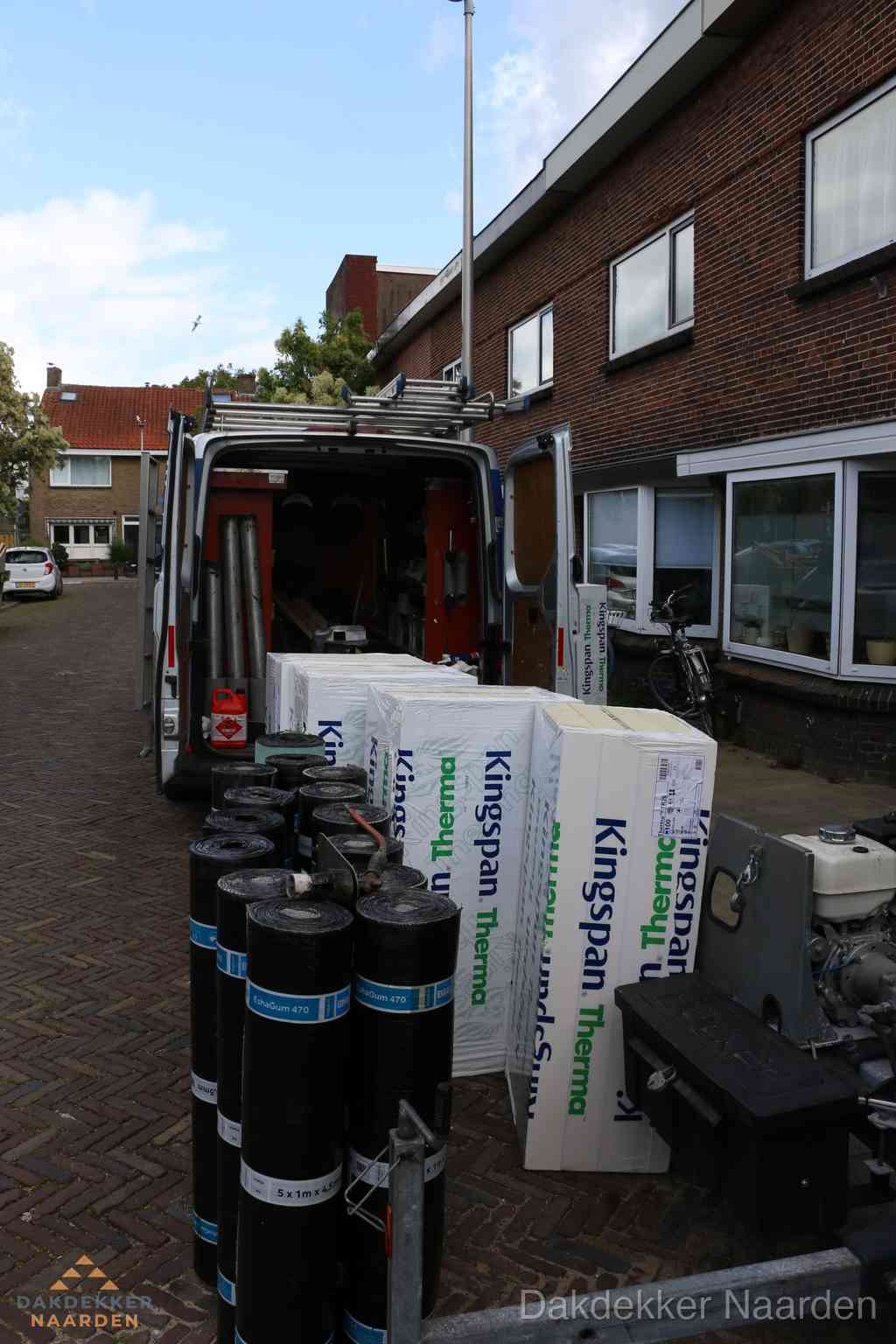 Plat dak met bitumen dakbedekking en brander in Naarden Plat dak met bitumen dakbedekking en brander in Naarden