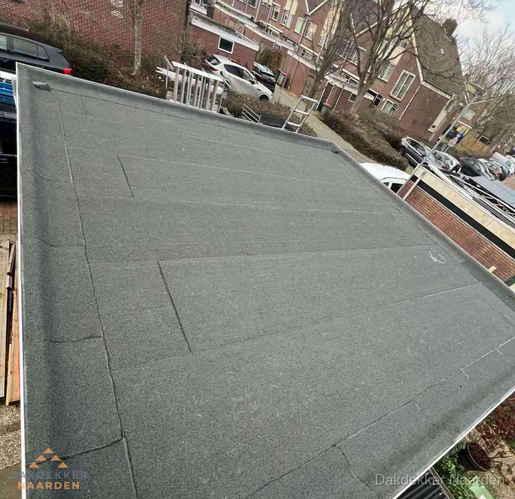 Nieuwe bitumen dakbedekking op plat dak van garage in Naarden Nieuwe bitumen dakbedekking op plat dak van garage in Naarden
