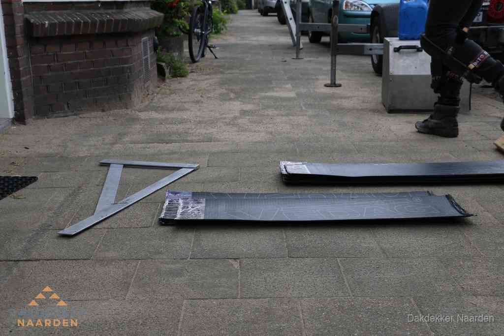 Dakbedekkingsmateriaal en zinkwerk klaargelegd voor reparatie in Naarden Dakbedekkingsmateriaal en zinkwerk klaargelegd voor reparatie in Naarden