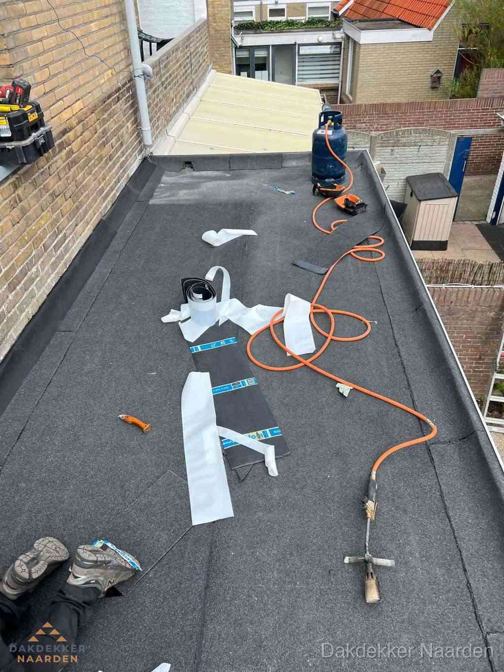 Dakdekker brengt EPDM dakbedekking aan op plat dak in Naarden Dakdekker brengt EPDM dakbedekking aan op plat dak in Naarden