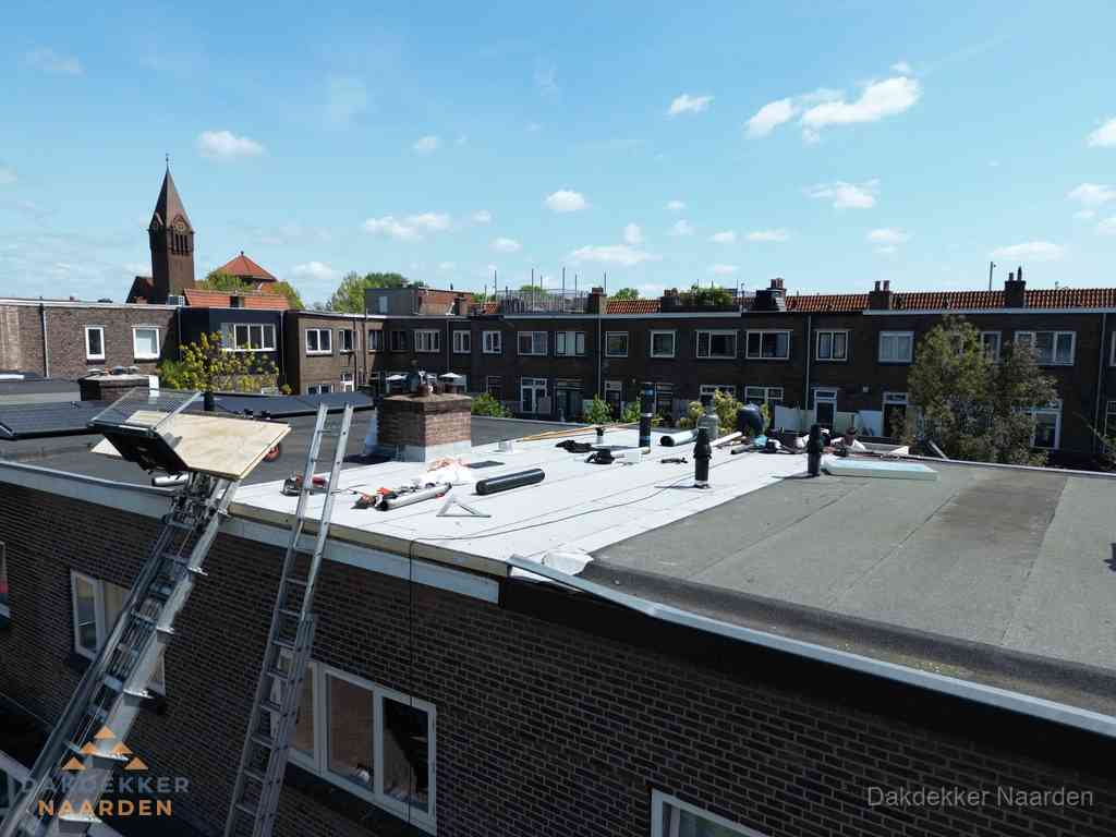 Dakdekkers aan het werk op plat dak in Naarden Dakdekkers aan het werk op plat dak in Naarden