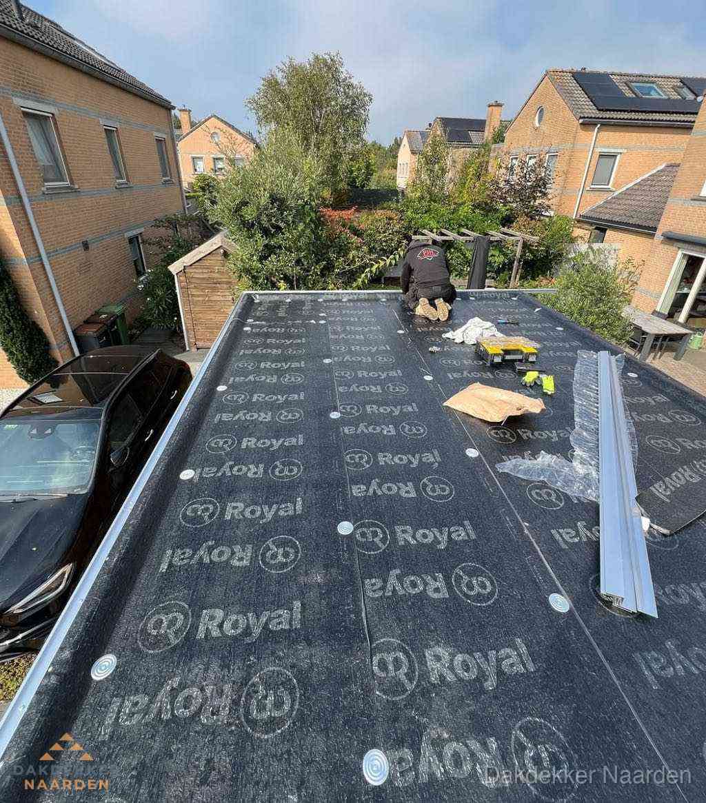 Dakdekker aan het werk op plat dak renovatie in Naarden Dakdekker aan het werk op plat dak renovatie in Naarden