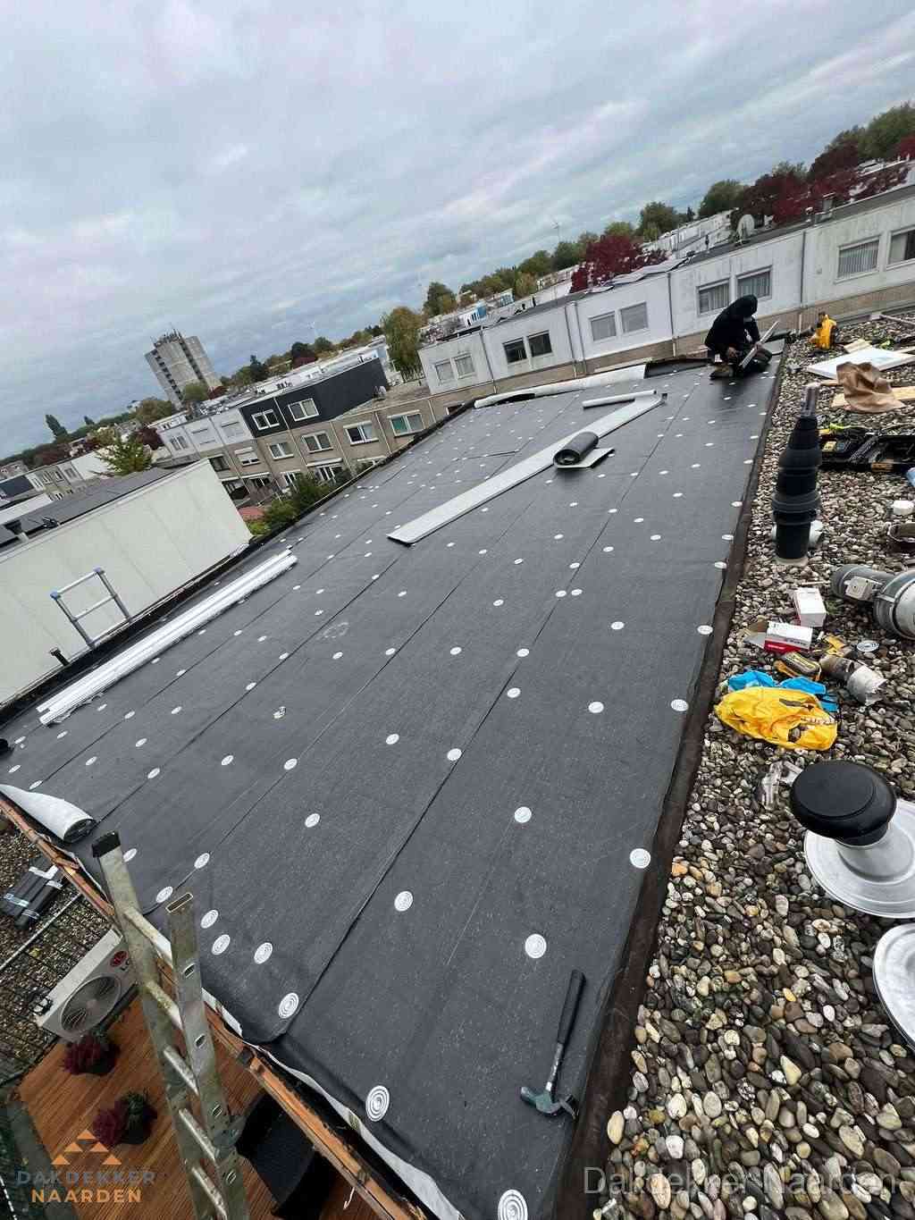 Dakleer vervangen op groot plat dak door dakdekker in Naarden Dakleer vervangen op groot plat dak door dakdekker in Naarden