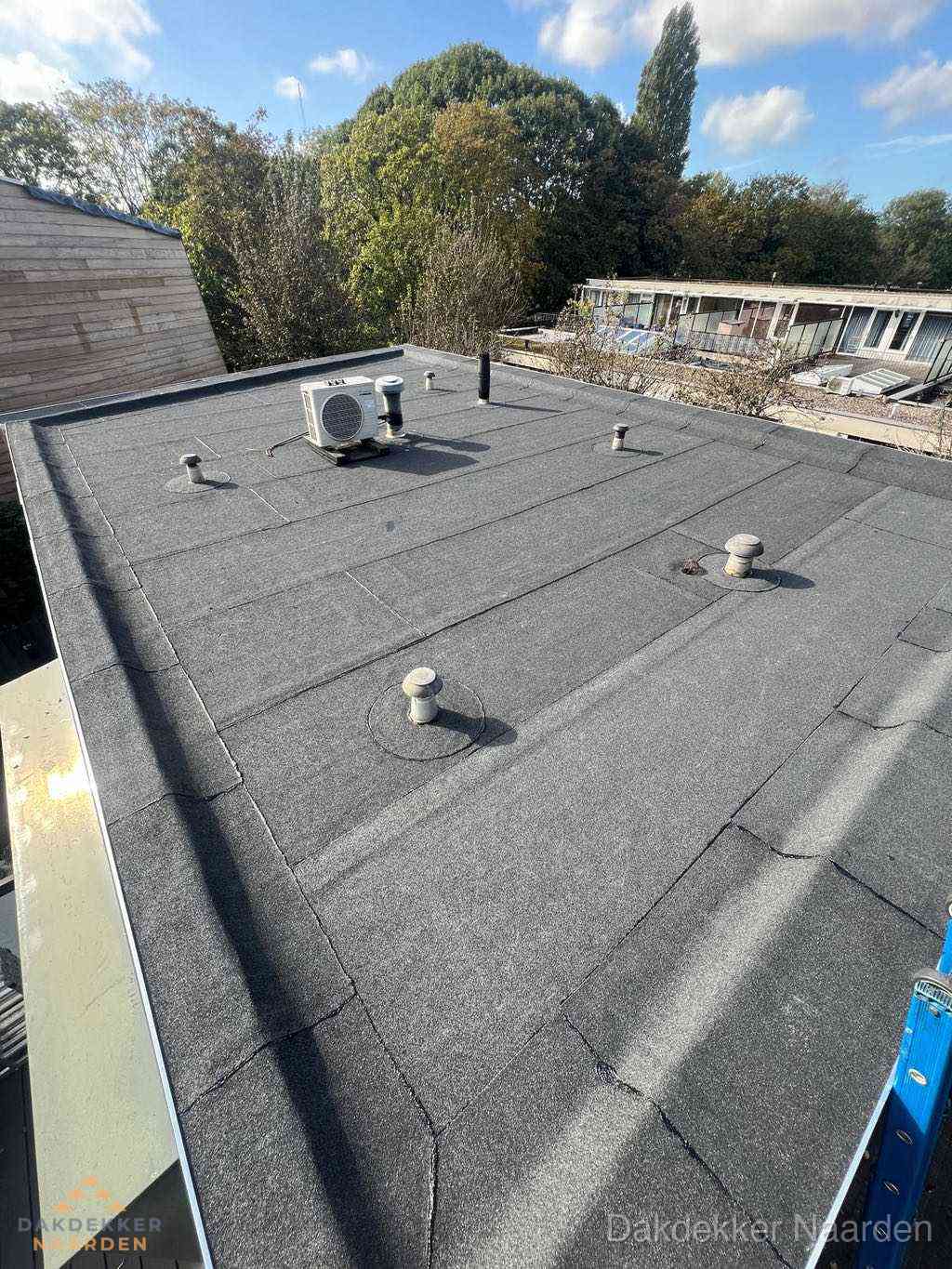 Plat dak met bitumen en brandgereedschap van dakdekkersbedrijf in Naarden Plat dak met bitumen en brandgereedschap van dakdekkersbedrijf in Naarden