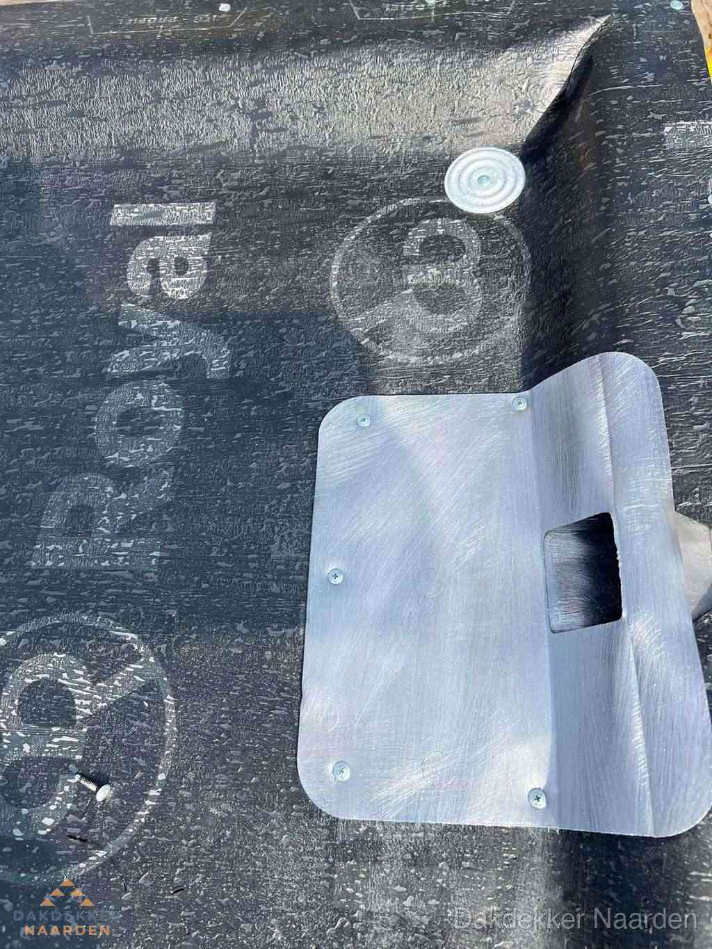 Dakdoorvoer met metalen afvoerplaat op bitumen dak in Naarden Dakdoorvoer met metalen afvoerplaat op bitumen dak in Naarden