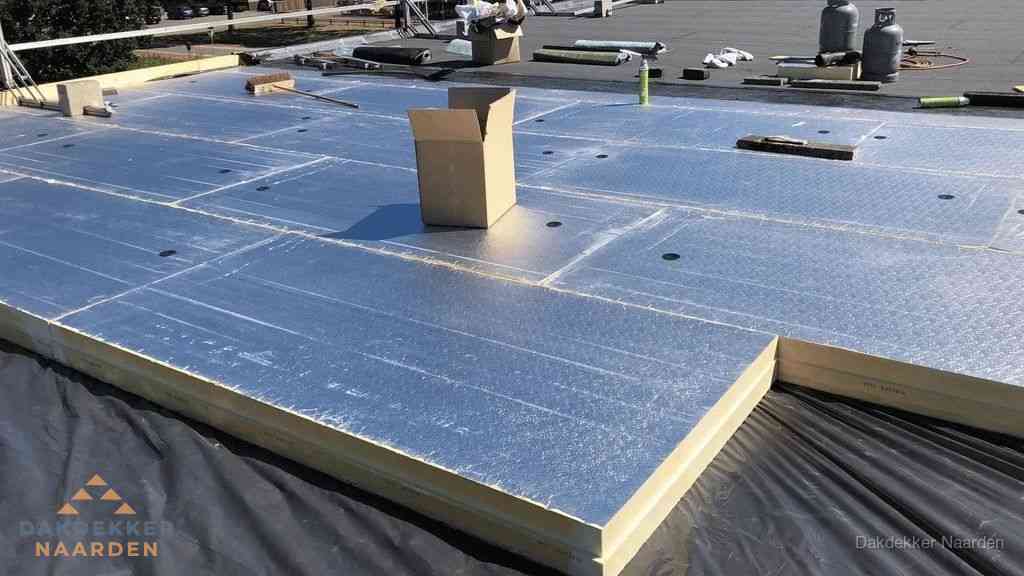 PIR isolatieplaten worden gelegd op plat dak voor dakisolatie in Naarden PIR isolatieplaten worden gelegd op plat dak voor dakisolatie in Naarden