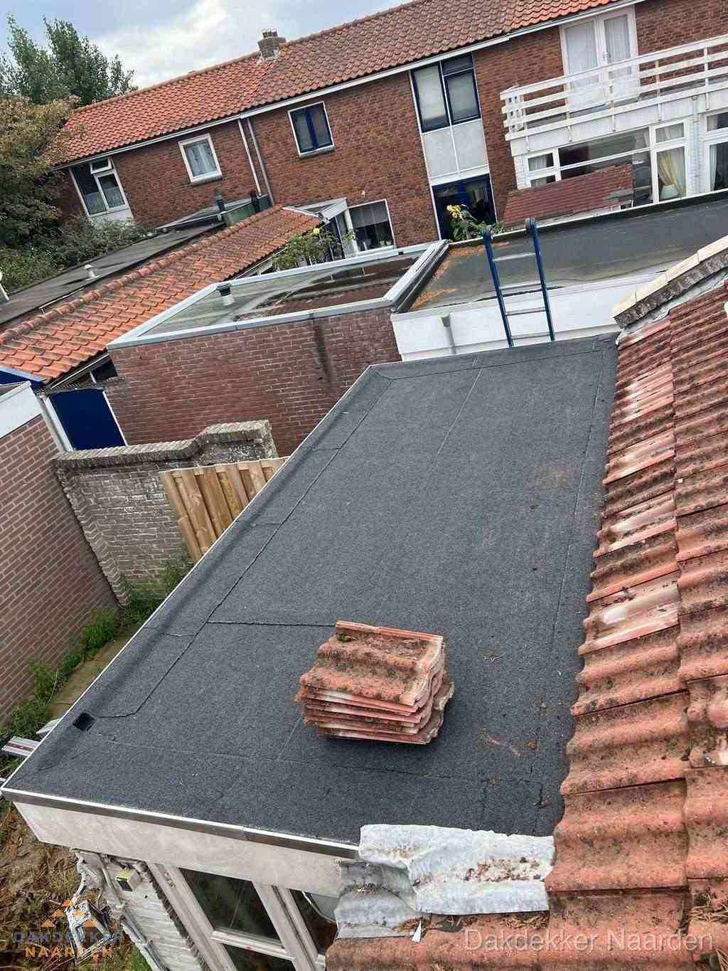 Aanbouw plat dak met reservepannen voor dakpannen vervangen in Naarden Aanbouw plat dak met reservepannen voor dakpannen vervangen in Naarden
