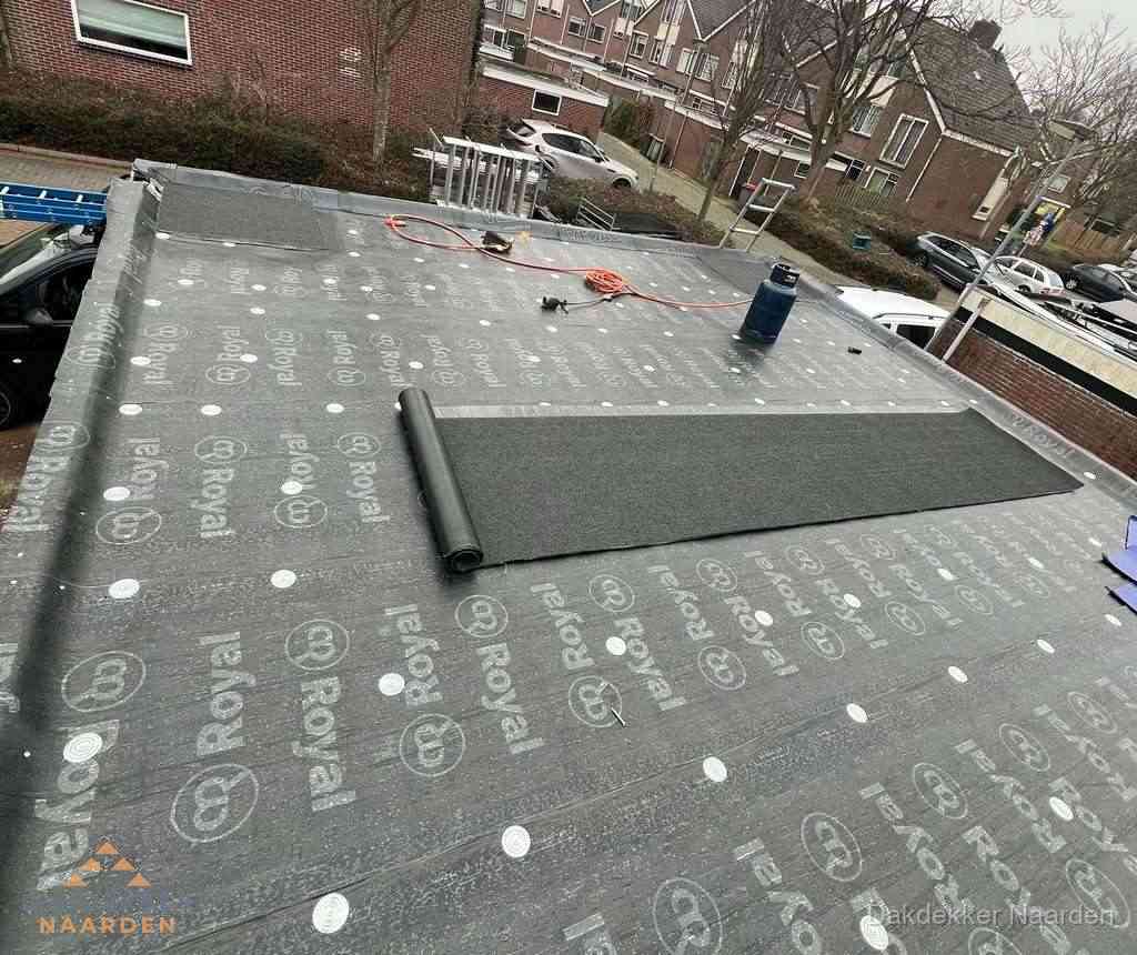 Dakdekker aan het werk met gasbrander op plat bitumen dak in Naarden Dakdekker aan het werk met gasbrander op plat bitumen dak in Naarden