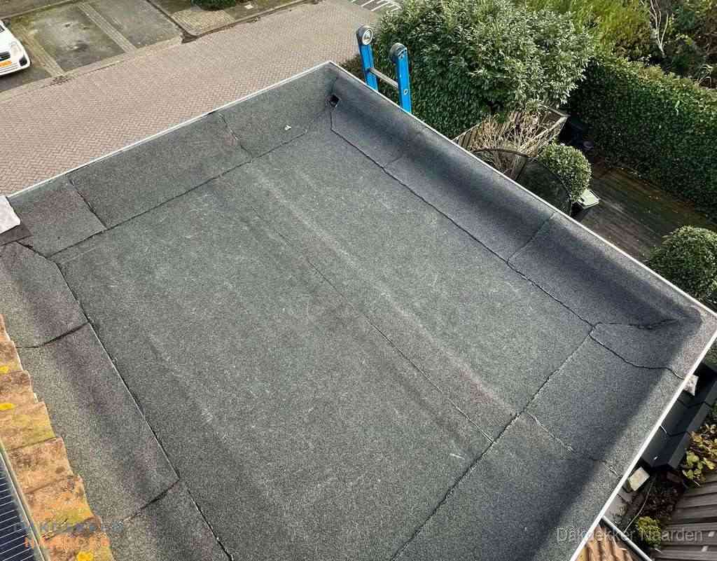 Gerenoveerd plat dak met nieuwe bitumen dakbedekking in Naarden Gerenoveerd plat dak met nieuwe bitumen dakbedekking in Naarden