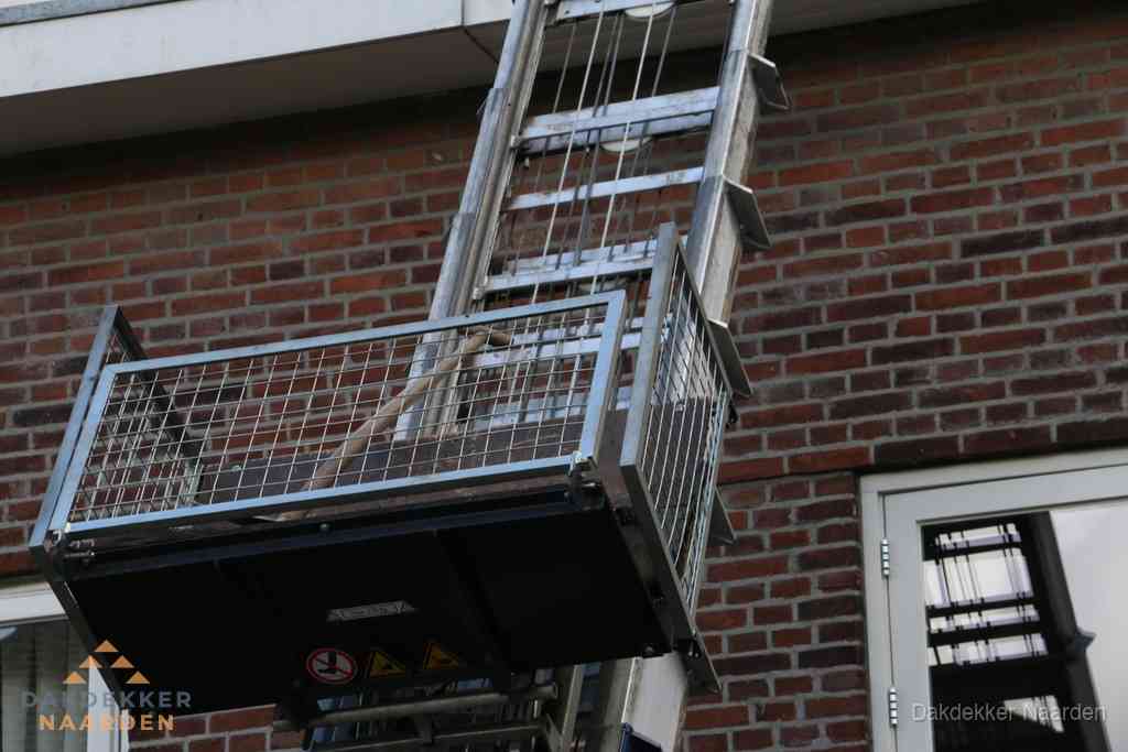 Ladderlift met dakpannen voor dakpan reparatie in Naarden Ladderlift met dakpannen voor dakpan reparatie in Naarden
