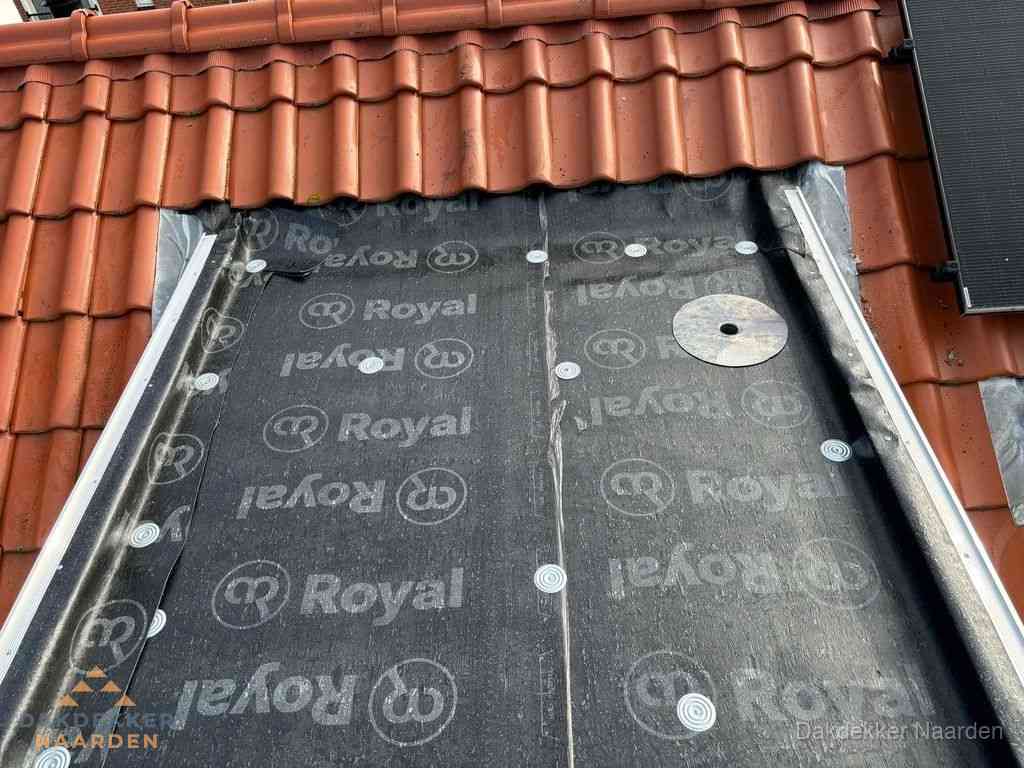 Nieuw dak met dakpannen en Royal onderlaag bij woning in Naarden Nieuw dak met dakpannen en Royal onderlaag bij woning in Naarden