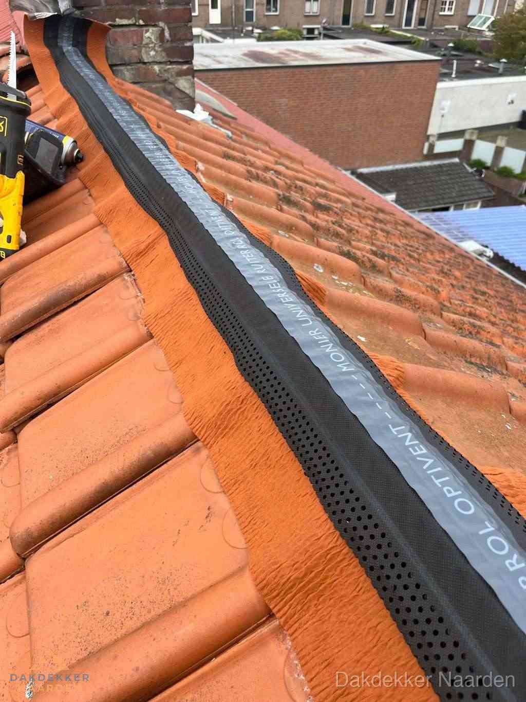 Plat dak aanbouw met bitumen naast schuin pannendak in Naarden Plat dak aanbouw met bitumen naast schuin pannendak in Naarden