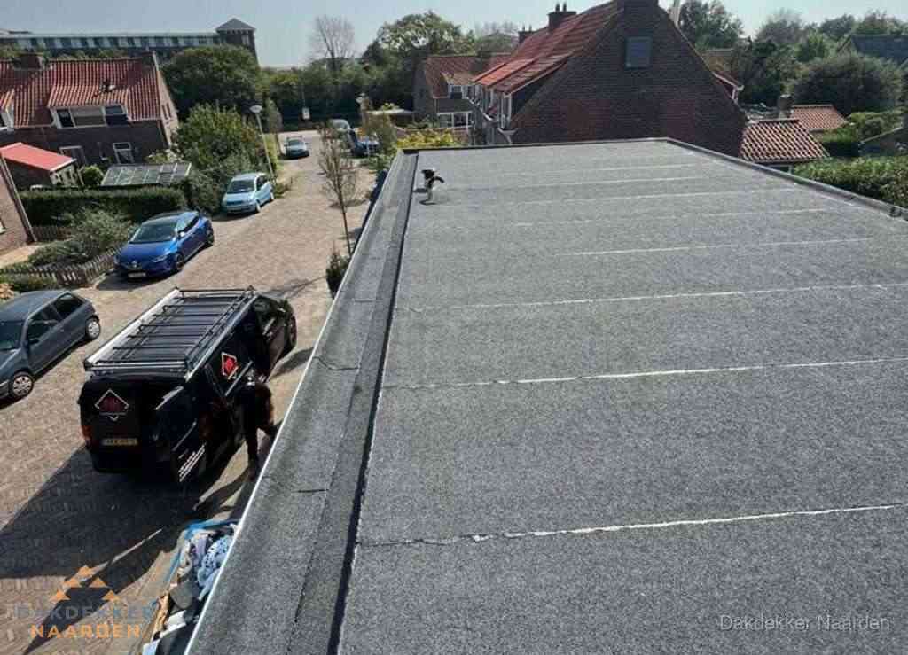 Nieuw bitumen plat dak met uitzicht over landschap in Naarden Nieuw bitumen plat dak met uitzicht over landschap in Naarden