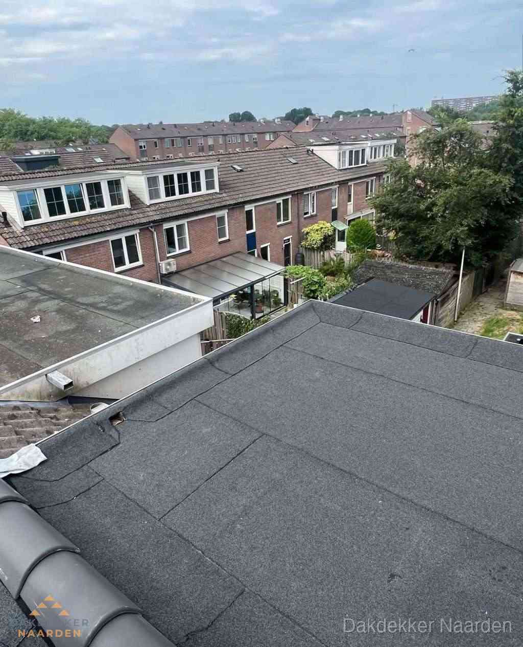 Vernieuwd plat dak met bitumen in woonwijk in Naarden Vernieuwd plat dak met bitumen in woonwijk in Naarden