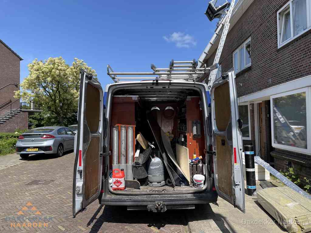 Spoed dakdekker bus met gereedschap en ladder bij woning in Naarden