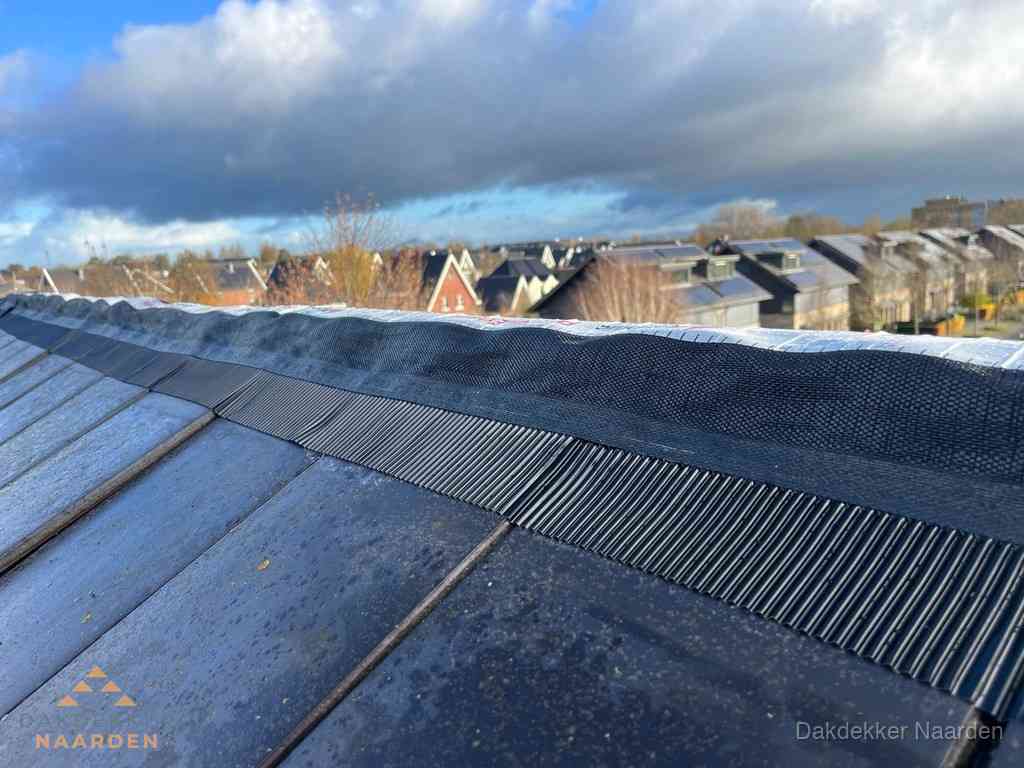 Dakisolatie bij de nok met ventilatieprofiel op schuin dak in Naarden