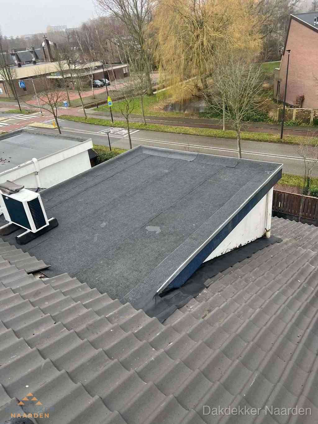 Plat dak met bitumen isolatie en dakbedekking in Naarden