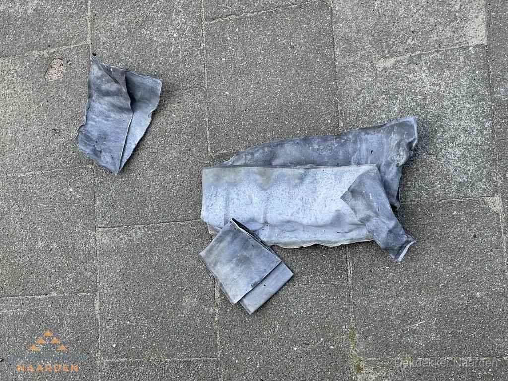 Oude verwijderde loodslabben na vervanging in Naarden